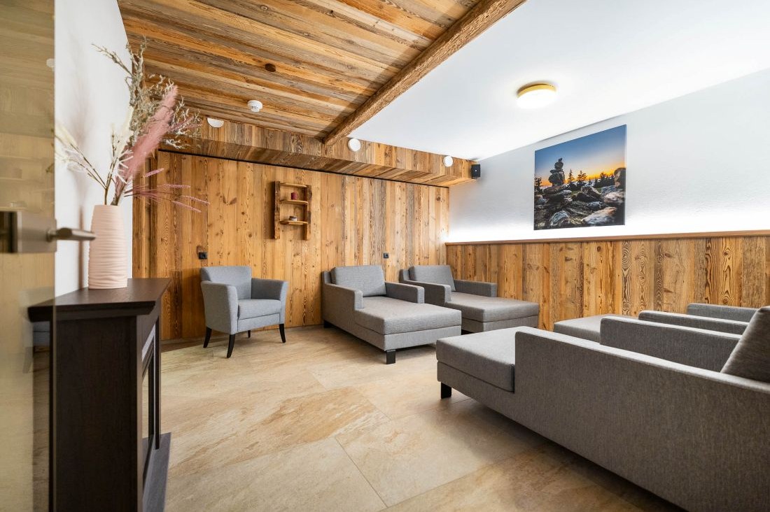 Gemütlicher Ruheraum mit komfortablen Liegen