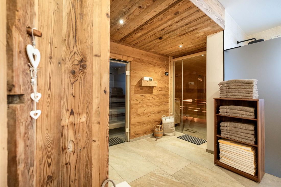 Relaxen und Entspannen im Wellnessbereich im Urlaub in Flachau © Shutterstock