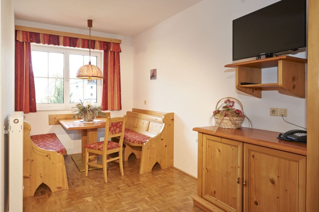 Küchenzeile mit Esstisch und Flat-TV