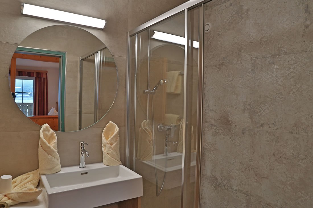 Badezimmer mit Dusche