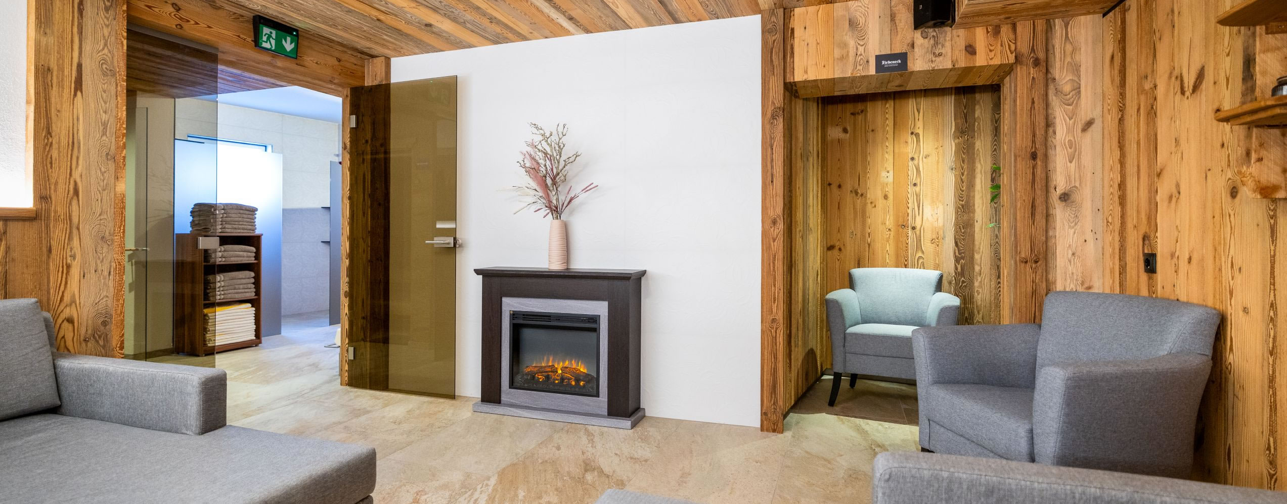 Wellnessbereich mit Sauna, Solarium, Infrarotkabine im Aparthotel Paradies in Flachau © Shutterstock
