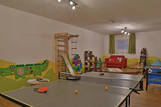 Kinderspielraum mit Tischtennistisch