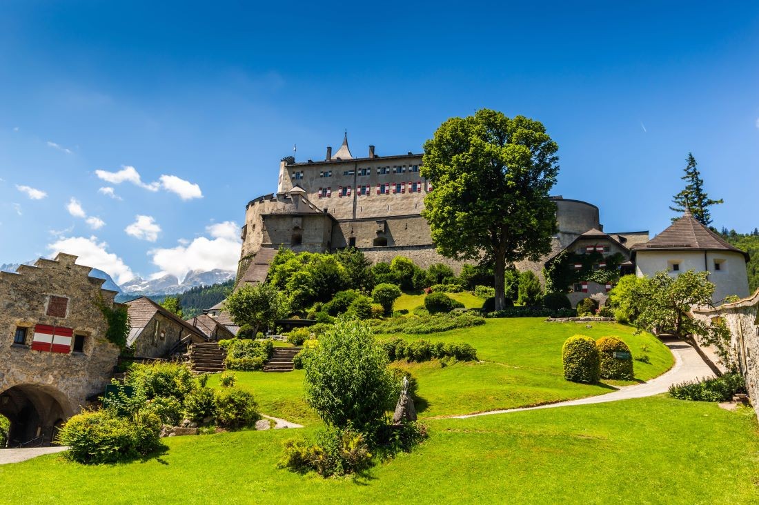 Erlebnisburg Hohenwerfen mit Landesfalknereimuseum und Greifvogelschau © Shutterstock