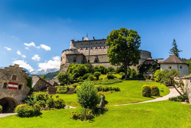Erlebnisburg Hohenwerfen mit Landesfalknereimuseum und Greifvogelschau © Shutterstock