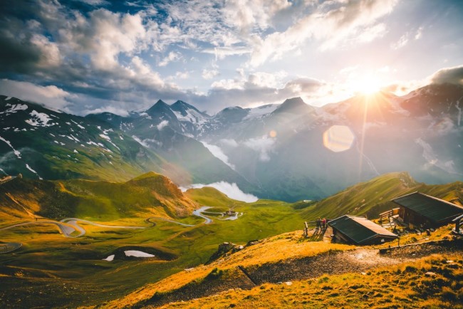 Großglockner Hochalpenstraße bei Sonnenuntergang © Shutterstock