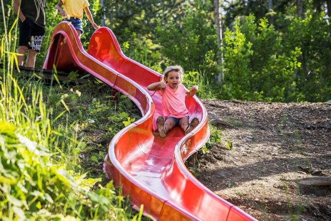 Kinderparadies Floris Erlebnispfad mit Rutsche © Flachau Tourismus_Markus Kohlmayr