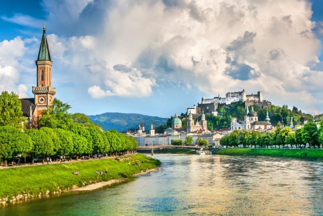 Blick über die Salzach in die Mozartstadt Salzburg mit Festung Hohensalzburg und Dom © Shutterstock