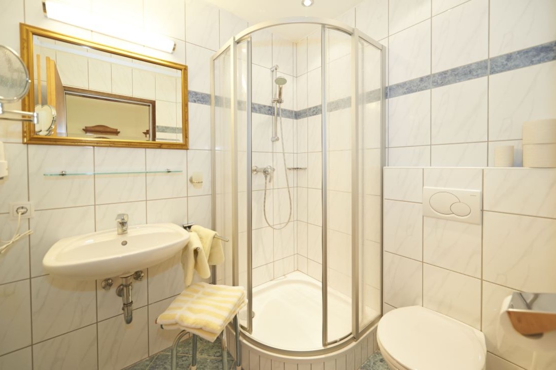 Badezimmer mit Waschbecken und Dusche/WC