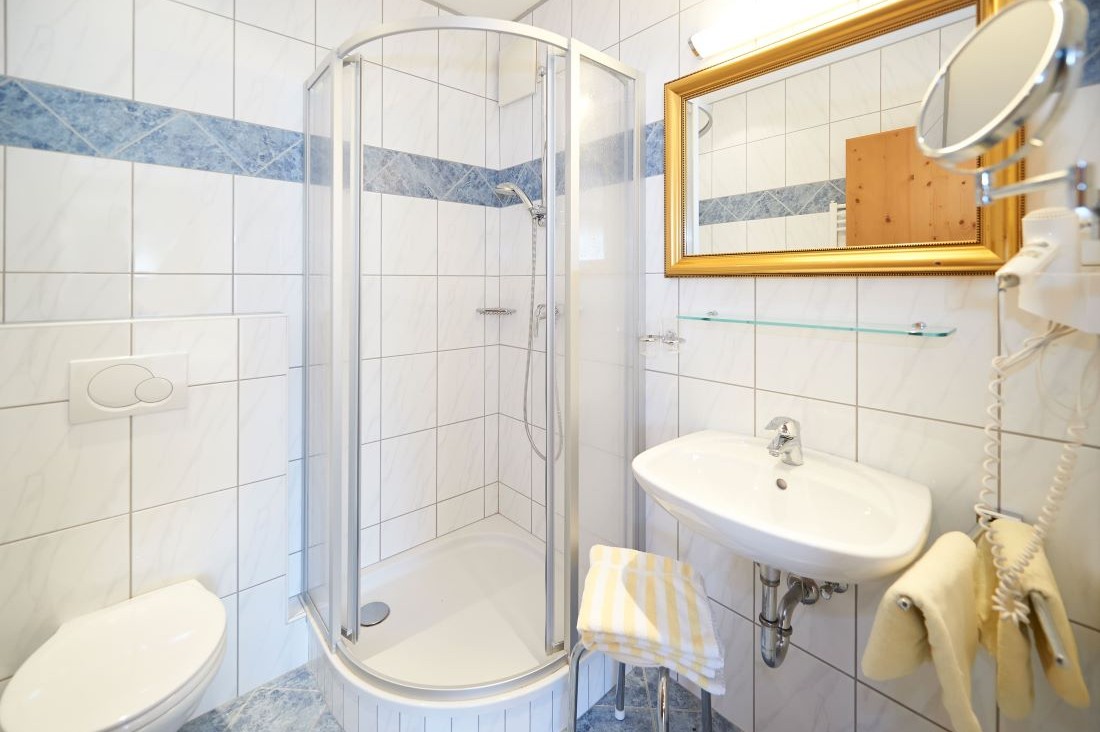 Badezimmer mit Waschbecken, Dusche/WC