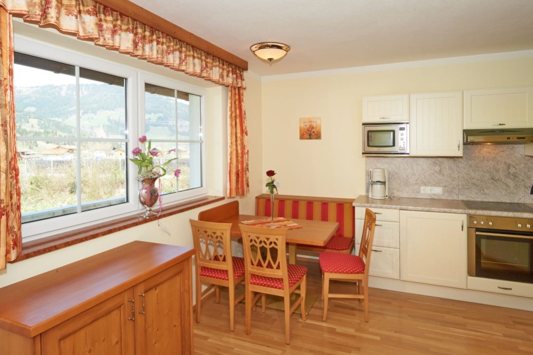 Küchenzeile mit Essecke