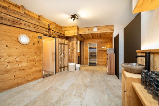 Großzügiger Wellnessbereich mit heimischem Holz