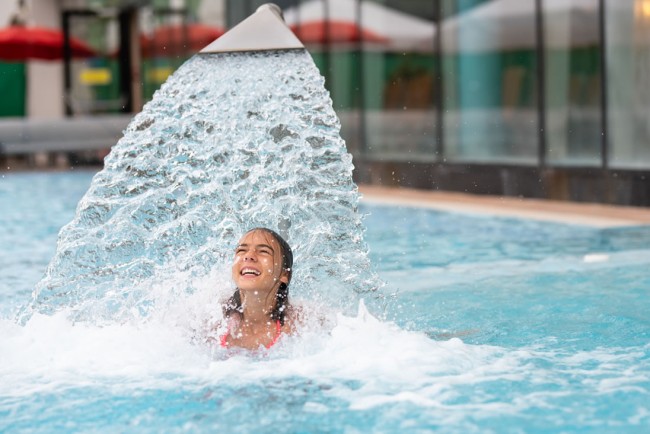 Zahlreiche Schwimmbecken in der Erlebnistherme © Altenmarkt-Zauchensee Tourismus_Matthias Fritzenwallner